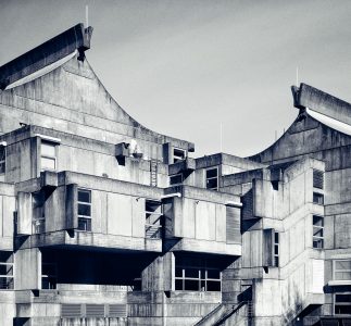 Auf Beton: Experimentelle Fotoausstellung zu Marburger Brutalismus-Architektur