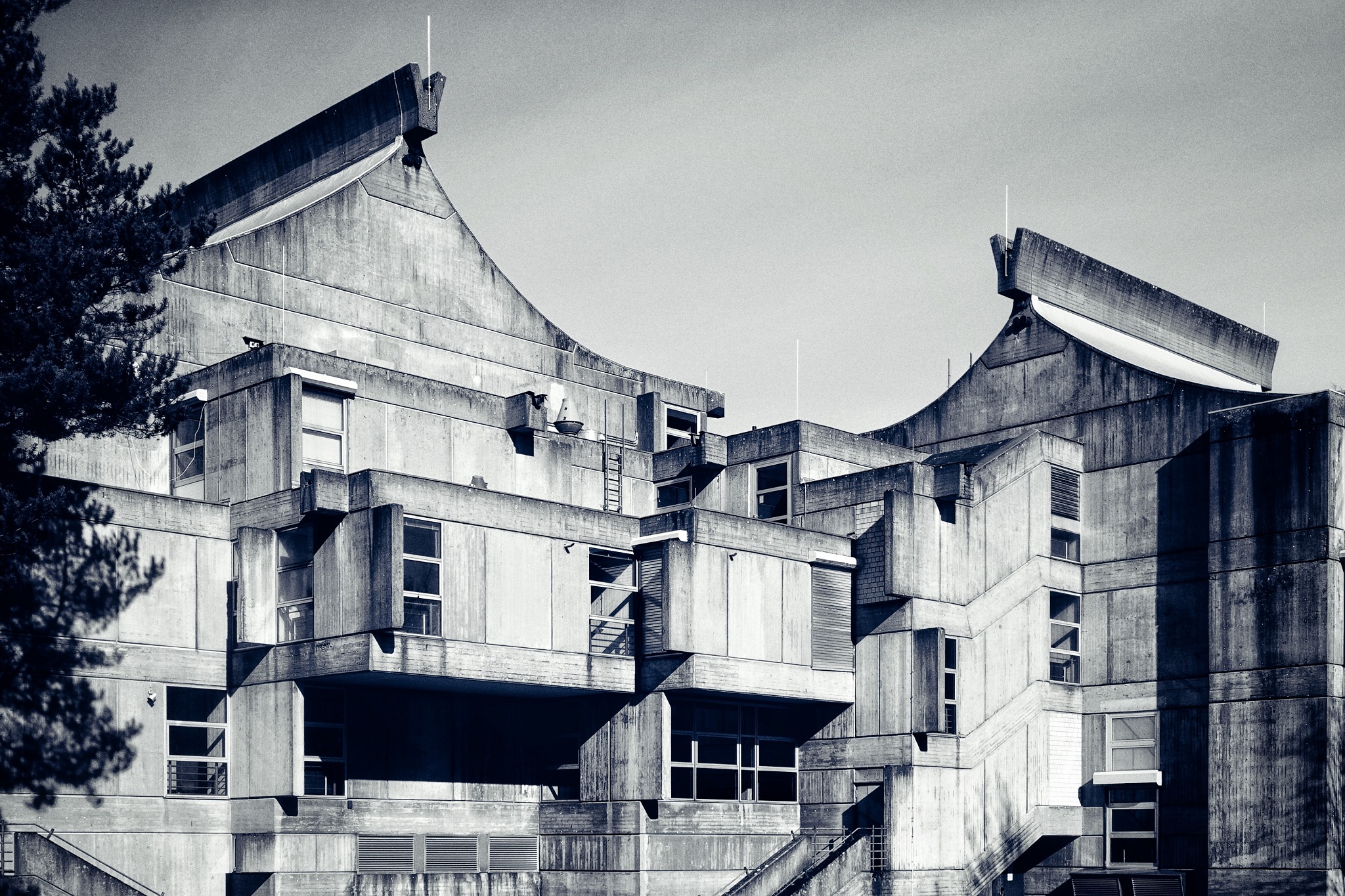 Auf Beton: Experimentelle Fotoausstellung zu Marburger Brutalismus-Architektur