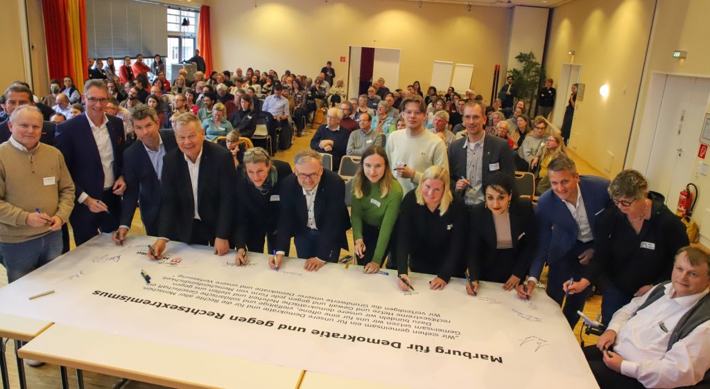 Ein breites Netzwerk aus Wirtschaft, Handwerkerschaft, Kultur, Vereinen und Gesellschaft hat sich in Marburg gegründet, um gemeinsam für Demokratie und gegen Rechtsextremismus einzustehen.